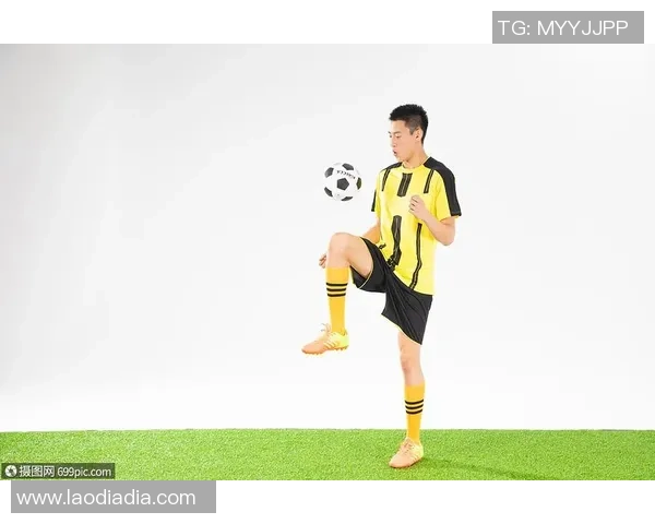 足球明星颠球花式大比拼展现技巧与创意的精彩瞬间 足球明星颠球花式大比拼展现技巧与创意的精彩瞬间